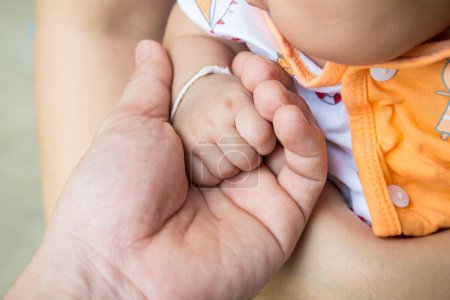 Foto de Dedos de bebé en la mano - Imagen libre de derechos