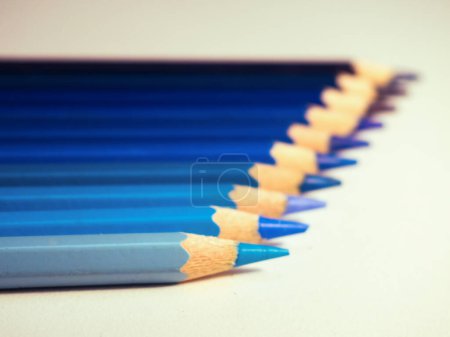 Téléchargez les photos : Crayons de couleur bleue peinture bureau art école outil - en image libre de droit