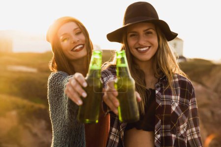 Foto de Chicas divirtiéndose y mostrando botellas - Imagen libre de derechos