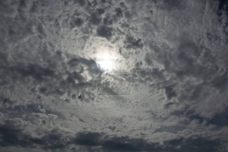 Foto de Avión en nubes de lluvia con rayos de sol - Imagen libre de derechos