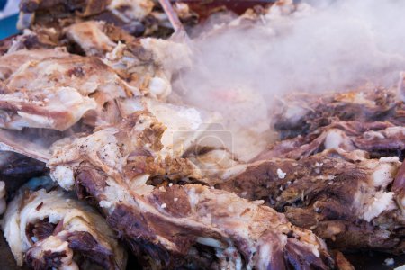 Téléchargez les photos : Viande cuite sur un gril dans un barbecue. - en image libre de droit