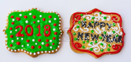Téléchargez les photos : Biscuits de Noël colorés sur fond blanc - en image libre de droit