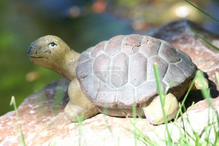 Foto de Una tortuga pequeña, hecha de cerámica - Imagen libre de derechos