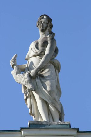 Téléchargez les photos : Statue d'une belle femme portant une toge - en image libre de droit