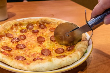 Foto de Pizza de chorizo con queso - Imagen libre de derechos