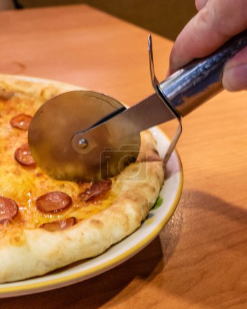 Téléchargez les photos : Pizza à la saucisse chorizo au fromage - en image libre de droit