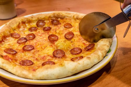 Téléchargez les photos : Pizza à la saucisse chorizo au fromage - en image libre de droit