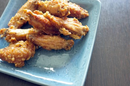Téléchargez les photos : Ailes de poulet frites au sel dans l'assiette - en image libre de droit