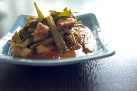 Téléchargez les photos : Mélanger le porc frit et la gloire du matin thaïlandais avec du curry rouge - en image libre de droit