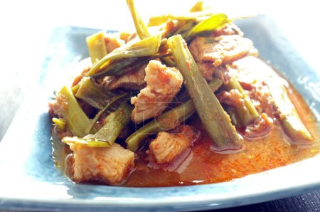 Téléchargez les photos : " Mélanger le porc frit et la gloire du matin thaïlandais avec du curry rouge " - en image libre de droit