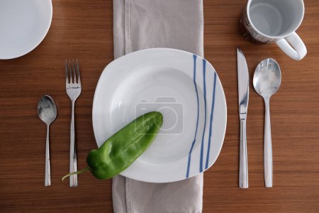 Téléchargez les photos : Ensemble de table pour un dîner sur une table en bois - en image libre de droit