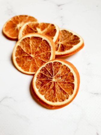 Téléchargez les photos : Tranches d'orange sur table en marbre - en image libre de droit