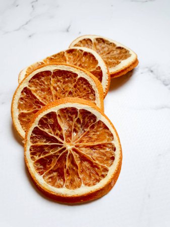 Foto de Rebanadas de naranja en mesa de mármol - Imagen libre de derechos