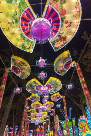 Téléchargez les photos : Plan panoramique de belles figures éclairées dans le parc la nuit - en image libre de droit
