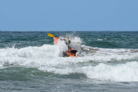Téléchargez les photos : Ocean Kayak s'écrasant dans les vagues - en image libre de droit