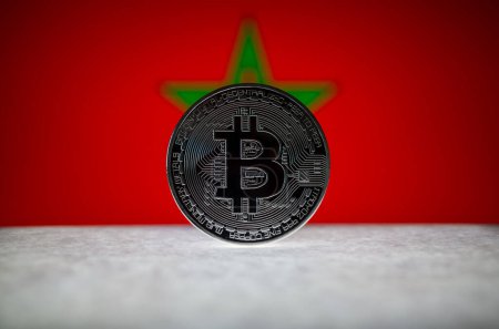 Téléchargez les photos : "Version physique argentée de Bitcoin (BTC) et le drapeau du Maroc sur la" - en image libre de droit