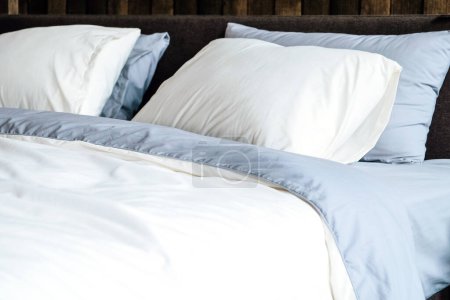 Téléchargez les photos : Lit blanc moderne et oreillers dans l'ambiance du matin - en image libre de droit