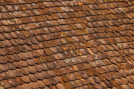 Téléchargez les photos : Vieux et ruinés toits. Texture d'un toit avec de vieilles tuiles de toit. - en image libre de droit