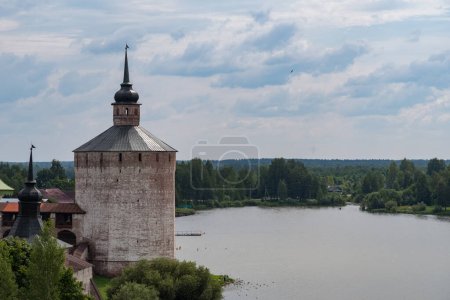Foto de Vista desde el campanario hasta la Torre del Herrero. Kirillo-Belozersky - Imagen libre de derechos