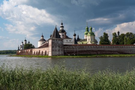 Foto de Vista desde el lago al monasterio Kirillo-Belozersky - Imagen libre de derechos