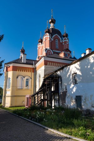 Téléchargez les photos : Eglise Sainte Croix Exaltation dans l'Assomption Tikhvin - en image libre de droit