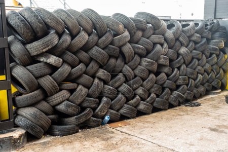 Téléchargez les photos : Pile de vieux pneus - en image libre de droit