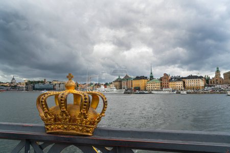 Téléchargez les photos : Couronne dorée sur le pont Skeppsholmsbron à Stockholm - en image libre de droit