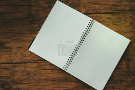 Foto de Cuaderno sobre suelo de madera marrón - Imagen libre de derechos