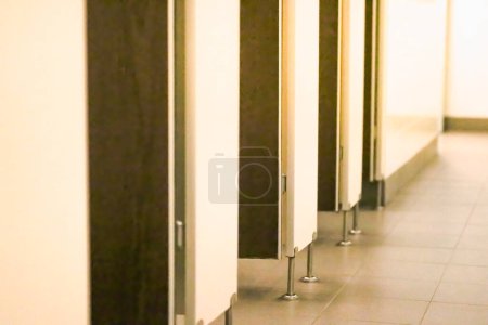 Foto de Las puertas en el baño masculino - Imagen libre de derechos