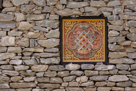Téléchargez les photos : Tradition tibétaine fenêtres et mur de pierre - en image libre de droit