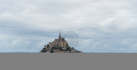 Téléchargez les photos : Le Mont Saint Michel est un petit site du patrimoine mondial de l'UNESCO situé sur une île située juste au large des côtes de la région de Basse-Normandie dans le nord de la France. - en image libre de droit