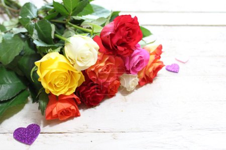 Foto de Hermosas rosas de colores con corazones - Imagen libre de derechos