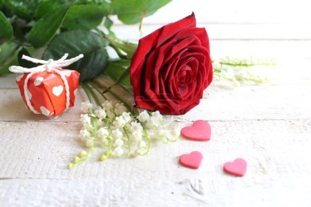 Foto de Saludos florales con corazones y un regalo - Imagen libre de derechos