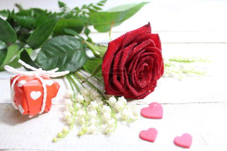 Téléchargez les photos : Fleurs salutations avec des cœurs et un cadeau - en image libre de droit