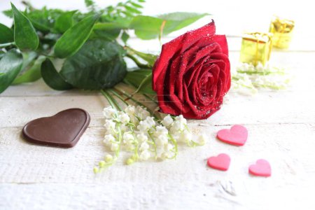 Téléchargez les photos : Fleurs salutations avec cœurs et cadeaux - en image libre de droit