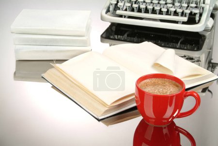 Foto de Taza de café y máquina de escribir - Imagen libre de derechos