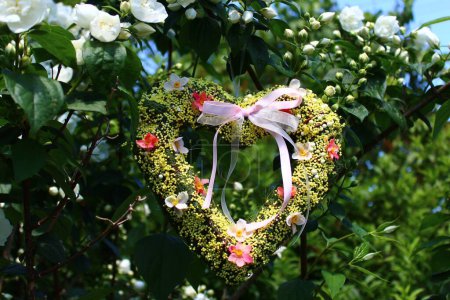 Téléchargez les photos : Coeur romantique dans le jasmin - en image libre de droit