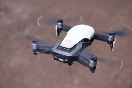 Foto de Drone quad helicóptero sobre el suelo en un parque - Imagen libre de derechos