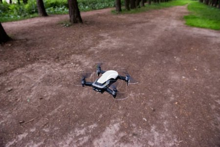 Foto de Drone quad helicóptero sobre el suelo en un parque - Imagen libre de derechos