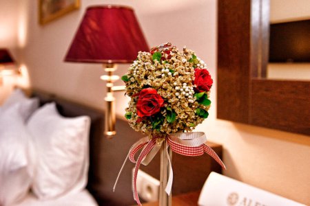 Téléchargez les photos : Anneaux de mariage sur bouquet de roses rouges - en image libre de droit