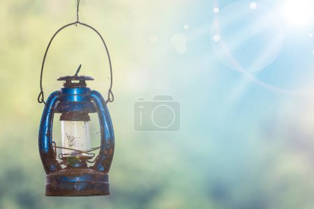 Foto de Antigua lámpara rústica de queroseno - Imagen libre de derechos