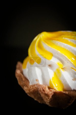 Téléchargez les photos : "Panier à gâteaux avec crème et confiture
" - en image libre de droit