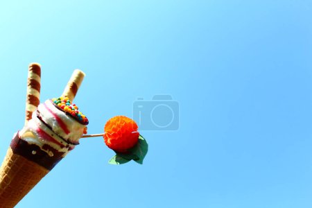 Téléchargez les photos : Cône de crème glacée devant le ciel bleu - en image libre de droit