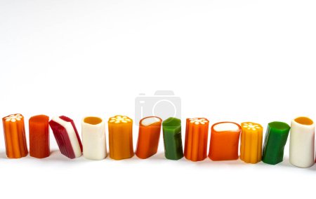 Foto de Caramelos coloridos aislados sobre fondo blanco - Imagen libre de derechos