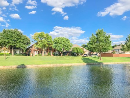 Téléchargez les photos : Maisons au bord de l'eau avec des cyprès gras matures et mur de soutènement près de Dallas - en image libre de droit