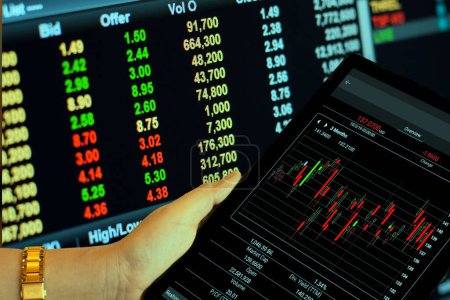 smartphone et ordinateur portable, concept de forex trading d'actions 