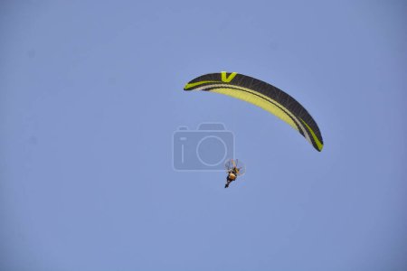 Foto de Parapente en vuelo en un día soleado - Imagen libre de derechos