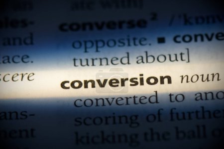 Foto de Palabra de conversión, resaltado en el diccionario, vista de cerca - Imagen libre de derechos