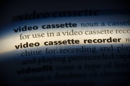 Téléchargez les photos : Mot enregistreur vidéo cassette, surligné dans le dictionnaire, vue rapprochée - en image libre de droit