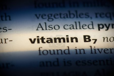 Téléchargez les photos : Vitamine b7 mot, surligné dans le dictionnaire, vue de près - en image libre de droit